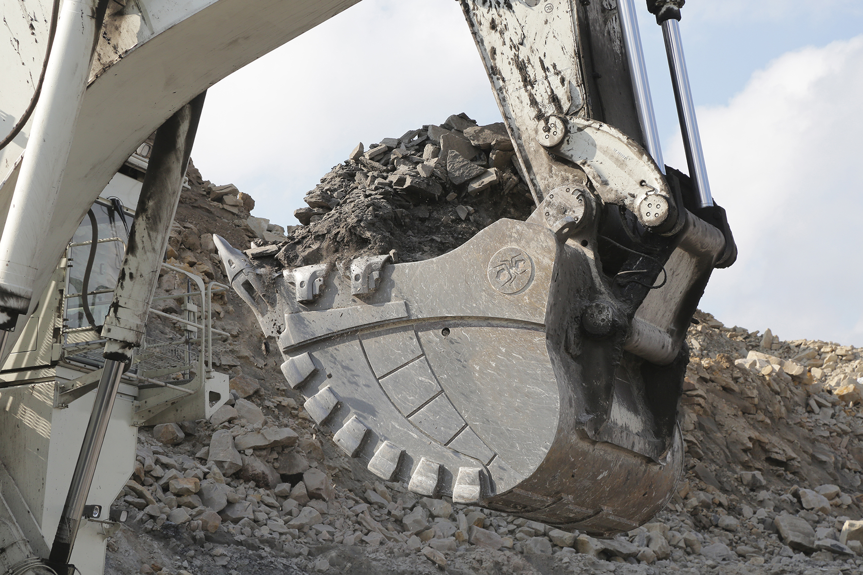 HSM: tailor-made buckets for extreme conditions