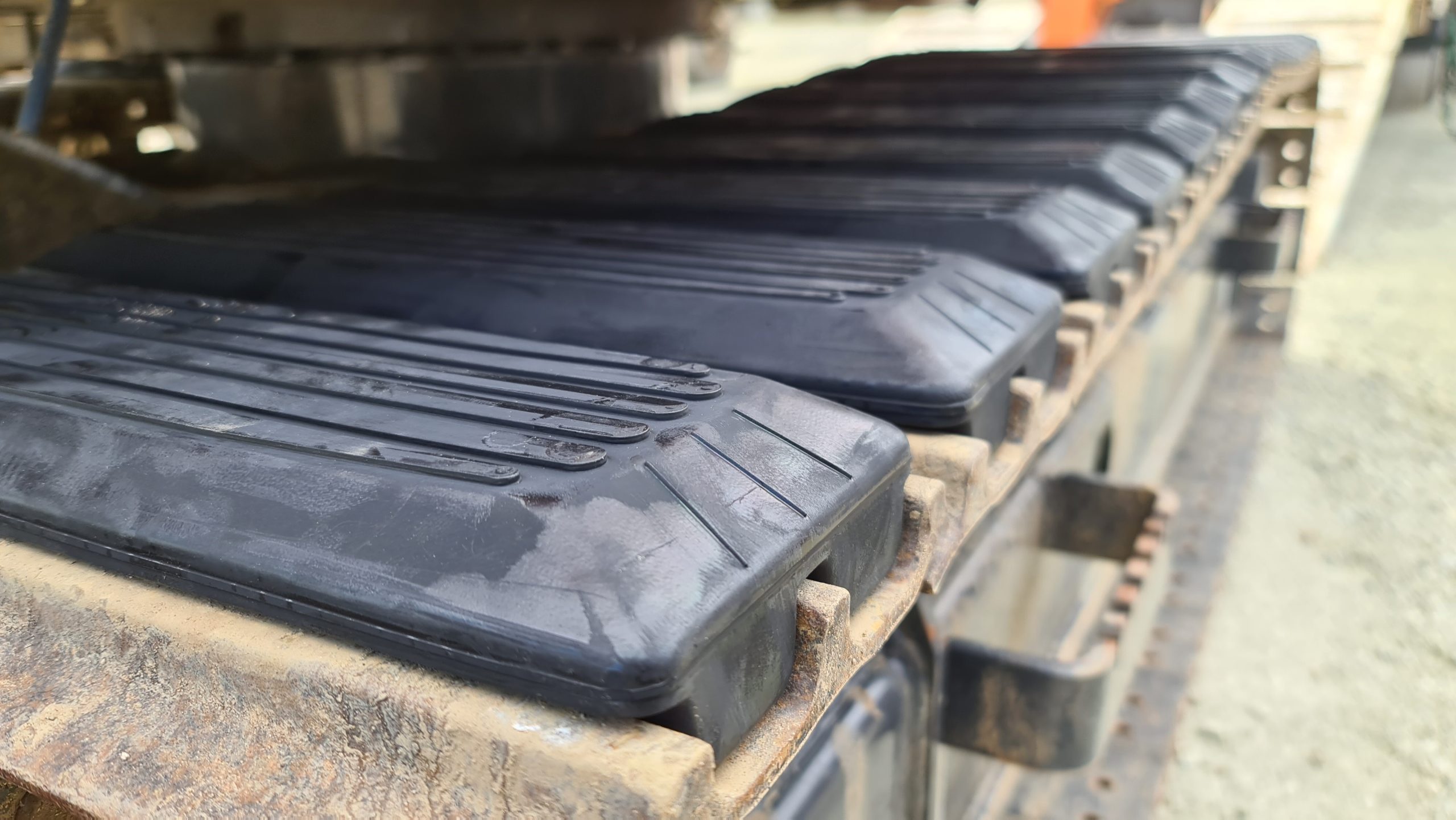 Characteristics and advantages of rubber shoes and pads for tracked vehicles